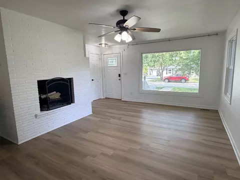 Living - 410 E Abe St, Plano, IL 60545 photo 2 of 3