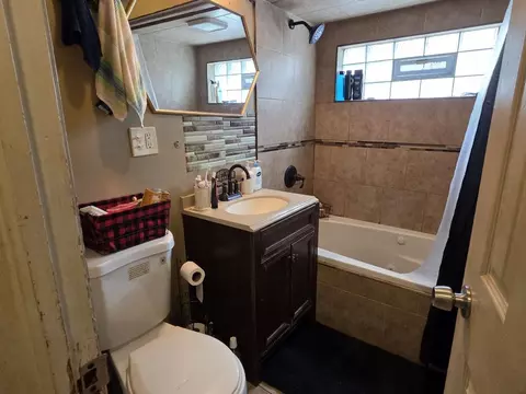 Bath - 727 E 87th Pl, Chicago, IL 60619 photo 1 of 2
