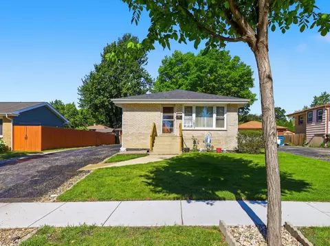 244 S Circle Dr, Addison, IL 60101