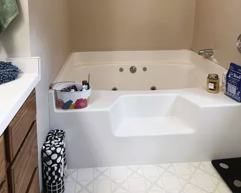 Bath - 1868 Wolverine Rd, Dixon, IL 61021 photo 2 of 7