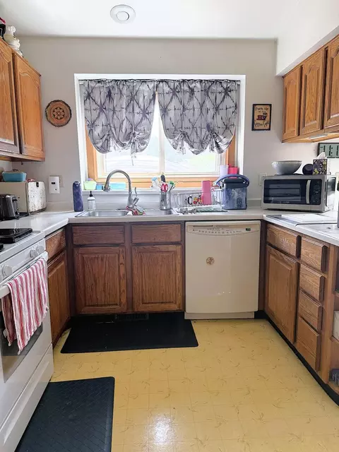 Kitchen - 1868 Wolverine Rd, Dixon, IL 61021 photo 2 of 4