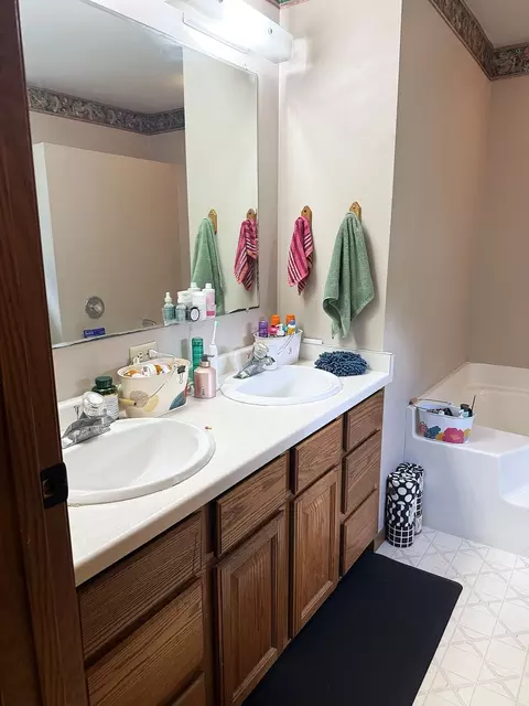 Bath - 1868 Wolverine Rd, Dixon, IL 61021 photo 1 of 7