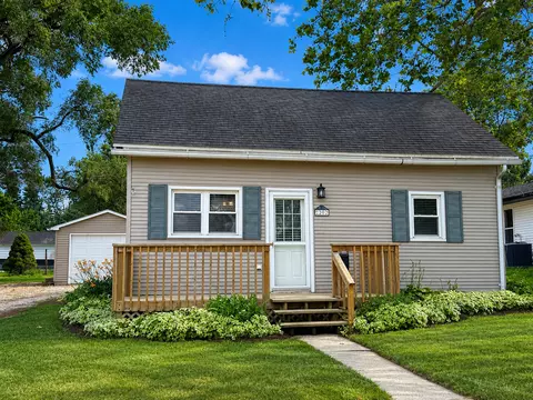 202 W Cedar St, Le Roy, IL 61752