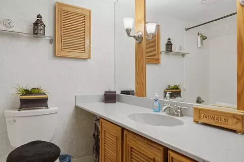 Bath - 14950 Melinda Dr, Morrison, IL 61270 photo 1 of 3