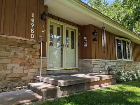 Exterior - 14950 Melinda Dr, Morrison, IL 61270 photo 5 of 13