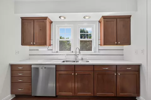Kitchen - 424 Park Ave, Ottawa, IL 61350 photo 2 of 3