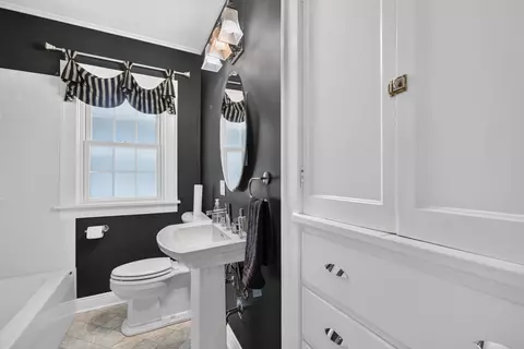 Bath - 424 Park Ave, Ottawa, IL 61350 photo 1 of 2