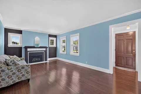 Living - 424 Park Ave, Ottawa, IL 61350 photo 1 of 4