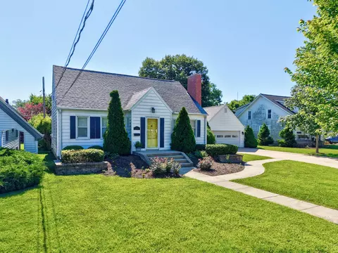 Exterior - 424 Park Ave, Ottawa, IL 61350 photo 8 of 11