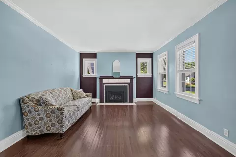 Living - 424 Park Ave, Ottawa, IL 61350 photo 2 of 4