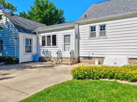 Exterior - 424 Park Ave, Ottawa, IL 61350 photo 2 of 11