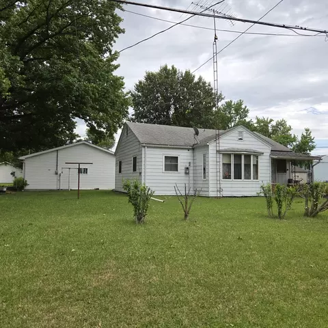 413 S Broadway St, Sesser, IL 62884