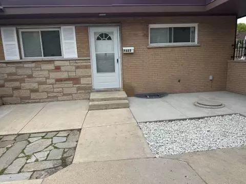 7323 N Damen Ave, Chicago, IL 60645