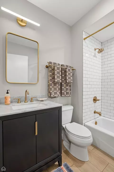 Bath - 1145 W Monroe St, Chicago, IL 60607 photo 8 of 9