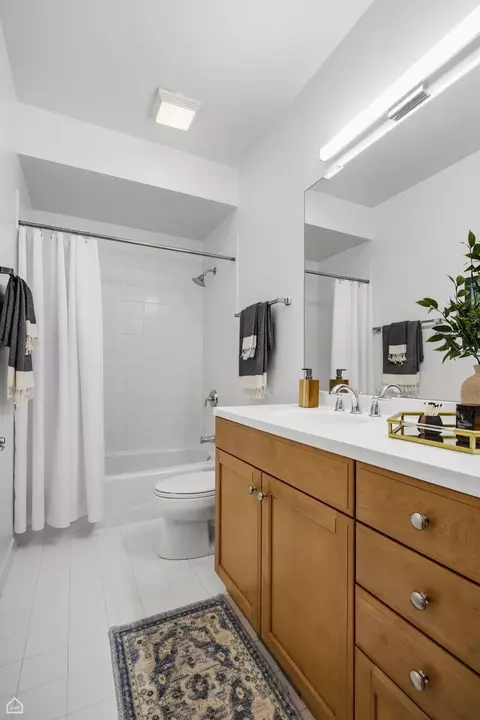 Bath - 1145 W Monroe St, Chicago, IL 60607 photo 6 of 9