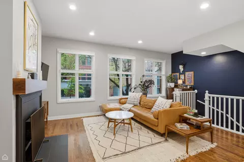 Living - 1145 W Monroe St, Chicago, IL 60607 photo 1 of 5