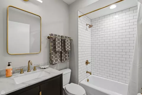 Bath - 1145 W Monroe St, Chicago, IL 60607 photo 9 of 9
