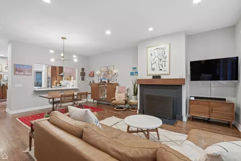 Living - 1145 W Monroe St, Chicago, IL 60607 photo 2 of 5