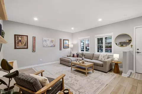 Living - 1145 W Monroe St, Chicago, IL 60607 photo 3 of 5