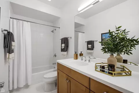 Bath - 1145 W Monroe St, Chicago, IL 60607 photo 7 of 9