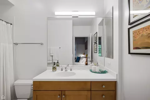 Bath - 1145 W Monroe St, Chicago, IL 60607 photo 5 of 9