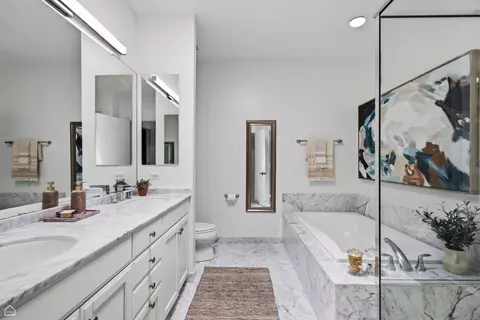Bath - 1145 W Monroe St, Chicago, IL 60607 photo 2 of 9
