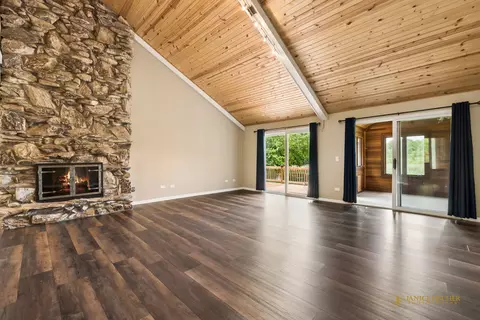 Living - 1803 Cassandra Ln, Mchenry, IL 60051 photo 2 of 3