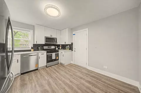 Kitchen - 14701 Beachview Ter, Dolton, IL 60419 photo 5 of 6