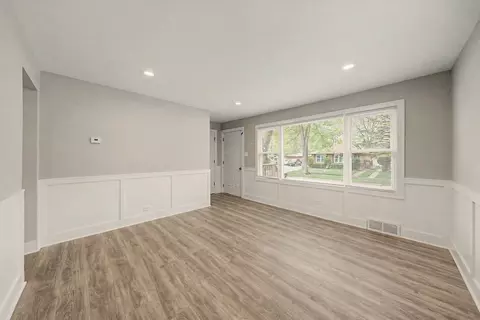 Living - 14701 Beachview Ter, Dolton, IL 60419 photo 3 of 6