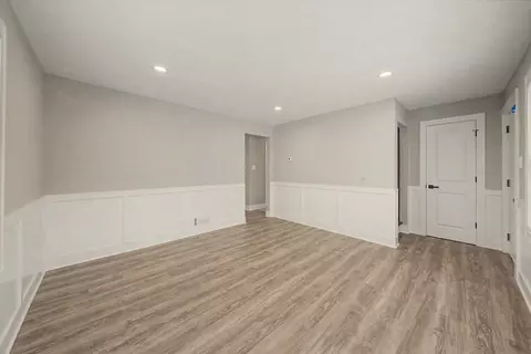 Living - 14701 Beachview Ter, Dolton, IL 60419 photo 4 of 6