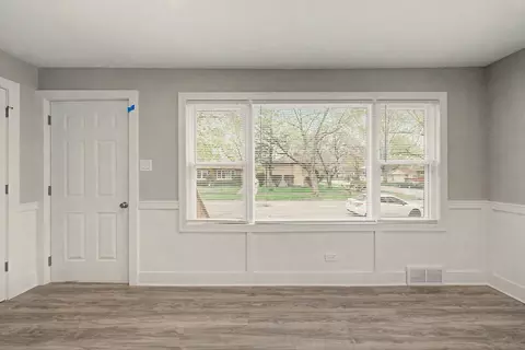 Living - 14701 Beachview Ter, Dolton, IL 60419 photo 5 of 6