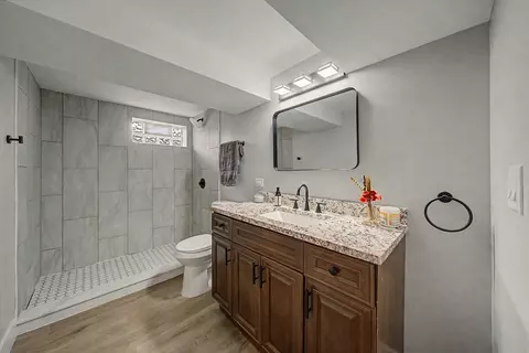 Bath - 14701 Beachview Ter, Dolton, IL 60419 photo 4 of 5