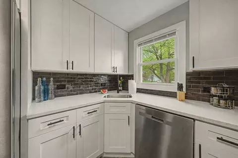 Kitchen - 14701 Beachview Ter, Dolton, IL 60419 photo 4 of 6