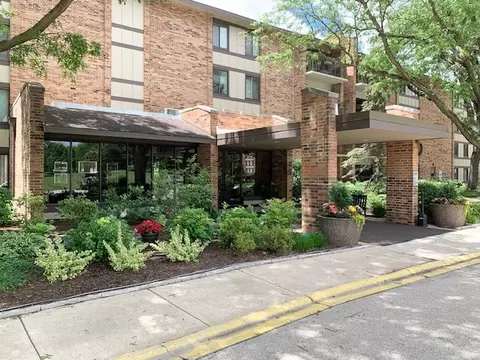 301 Lake Hinsdale Dr #209, Willowbrook, IL 60527