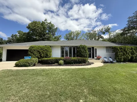4 Yorkshire Dr, Lincolnshire, IL 60069