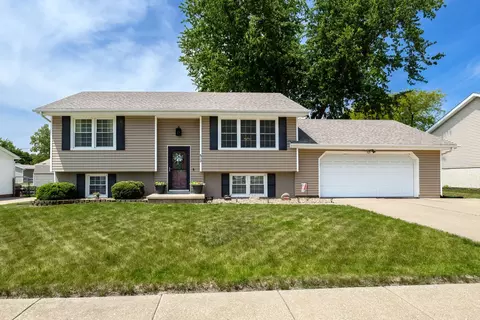 612 N 6th St, Eldridge, IA 52748
