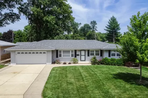 16 Woodruff Dr, Bloomington, IL 61701