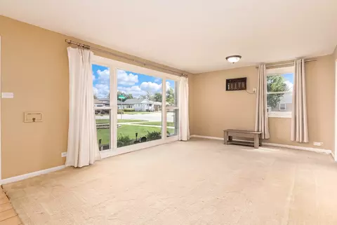 Living - 839 E Thacker St, Des Plaines, IL 60016 photo 2 of 4
