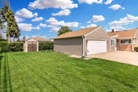 Exterior - 839 E Thacker St, Des Plaines, IL 60016 photo 4 of 7