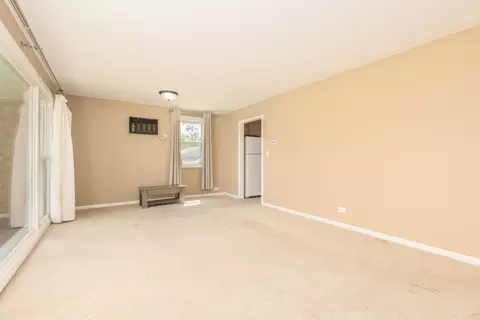 Living - 839 E Thacker St, Des Plaines, IL 60016 photo 1 of 4