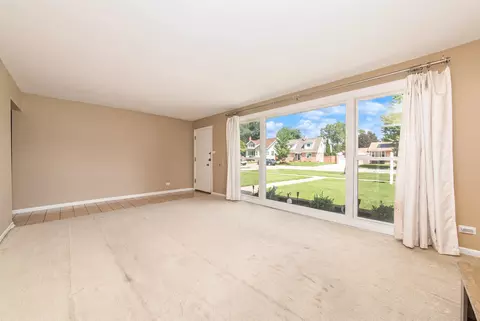 Living - 839 E Thacker St, Des Plaines, IL 60016 photo 3 of 4