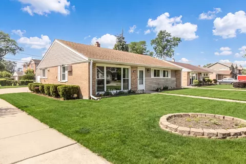 Exterior - 839 E Thacker St, Des Plaines, IL 60016 photo 2 of 7