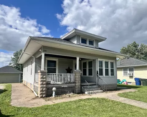 3218 Locust St W, Davenport, IA 52804