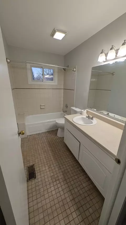 Bath - 117 Galewood Dr, Bolingbrook, IL 60440 photo 2 of 7