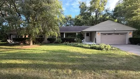 16 Falkirk Rd, Hawthorn Woods, IL 60047