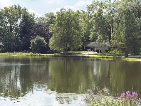 16 Falkirk Rd, Hawthorn Woods, IL 60047