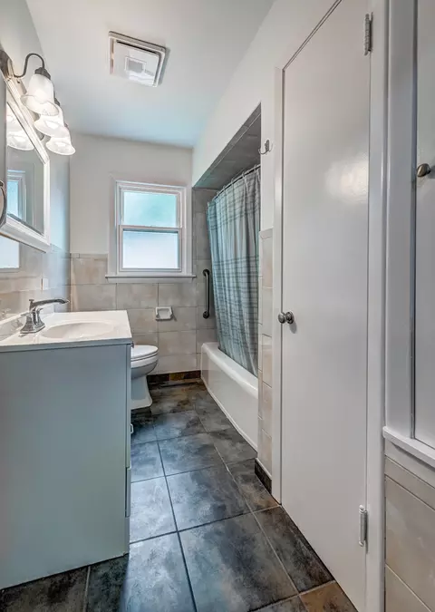Bath - 714 Chestnut St, Deerfield, IL 60015 photo 1 of 4