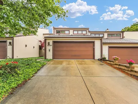 2220 Briar Hill Dr #2220, Champaign, IL 61822