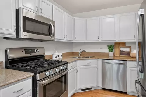 Kitchen - 999 Willow St, Itasca, IL 60143 photo 2 of 3