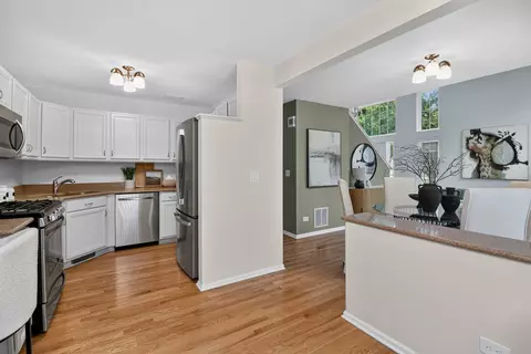 Kitchen - 999 Willow St, Itasca, IL 60143 photo 1 of 3